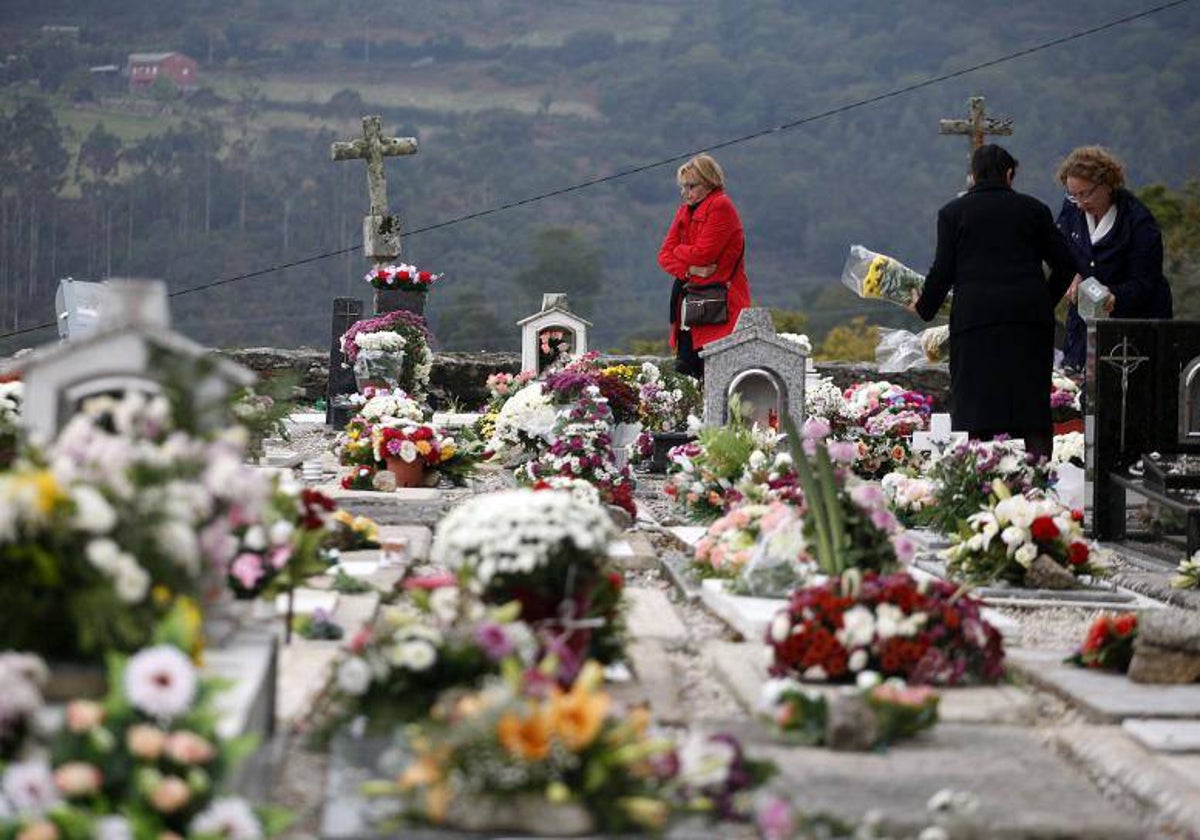 Vecinos de Carnota dejan flores para sus seres queridos un 1 de noviembre, en imagen de archivo