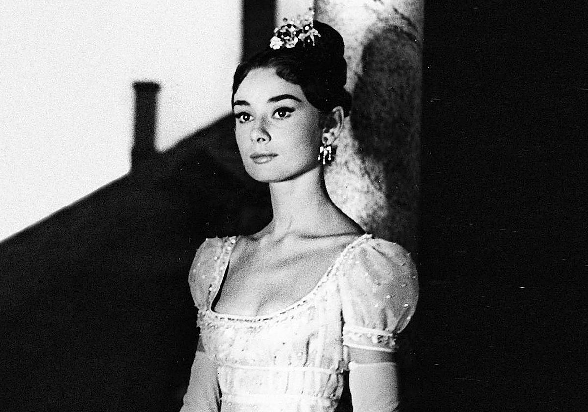 Audrey Hepburn en la película 'Guerra y Paz', con uno de los vestidos de la exposición