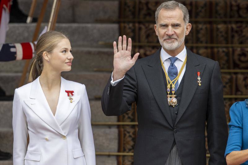 La Princesa Leonor junto al Rey Felipe VI a las puertas del Congreso
