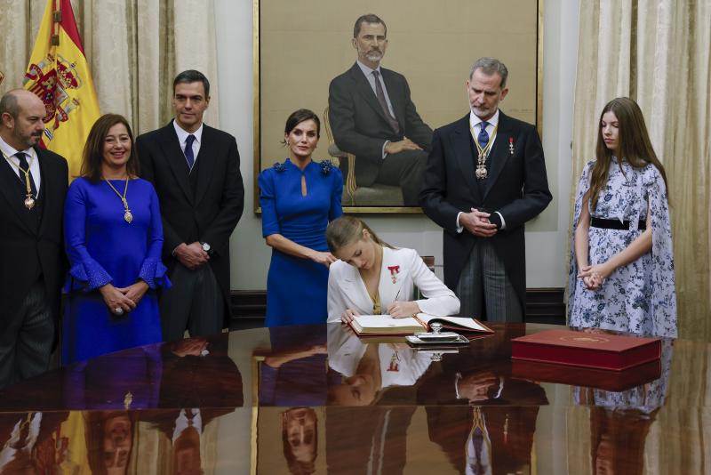 La Princesa Leonor, la Infanta Sofía y los Reyes inauguran con sus firmas una segunda edición del libro de Honor del Congreso