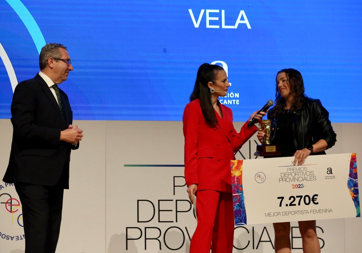 La regatista Ascensión Roca, al recibir el Premio a la Mejor Deportista Femenina.