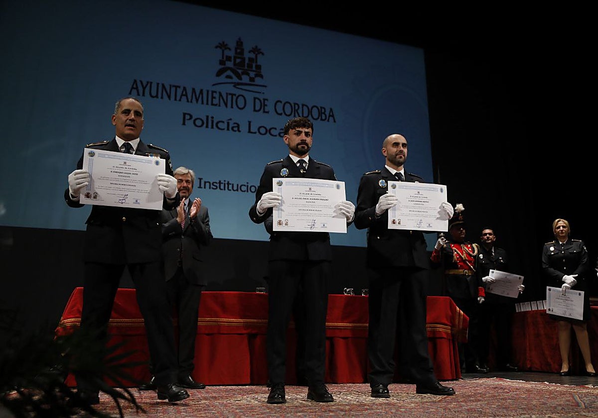 Los policías locales Enrique Luque y Miguel Ángel Aguilera, este martes recogen sus diplomas
