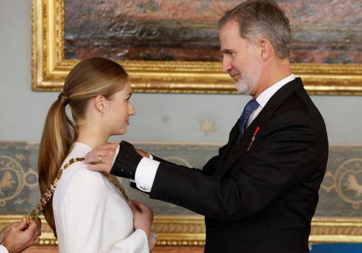 Don Felipe le coloca el Collar de la Orden de Carlos III a su Heredera