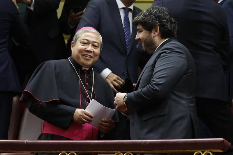 El presidente de la Región de Murcia, Fernando López Miras (d), y Bernardito Auza, nuncio apostólico en España