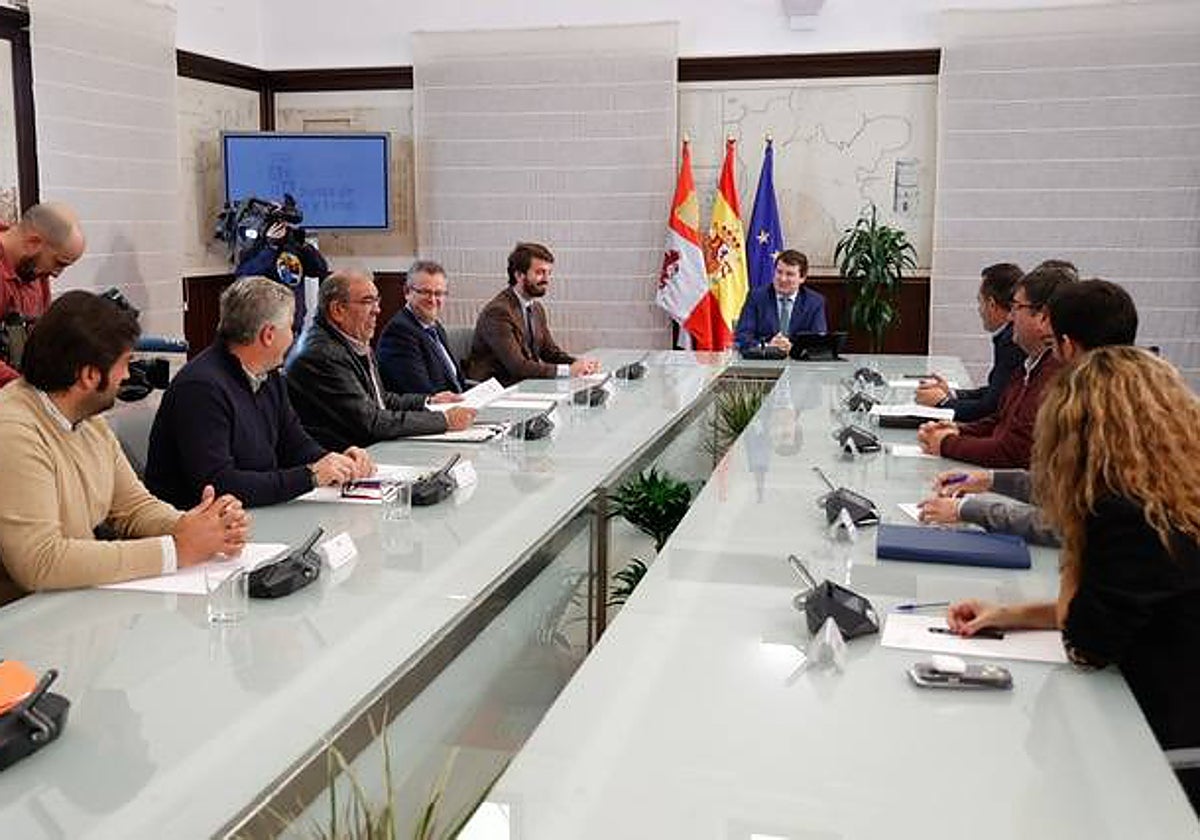 Mañueco preside la reunión con los representantes ganaderos sobre la EHE