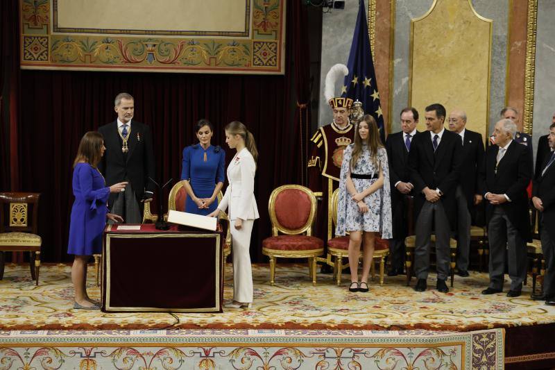 La princesa Leonor (c) jura la Constitución ante la presidenta del Congreso, Francina Armengol (2i), los reyes de España, Felipe VI (3i) y Letizia (4i), su hermana, la infanta Sofía (4d), y el presidente del Gobierno en funciones, Pedro Sánchez (3d)