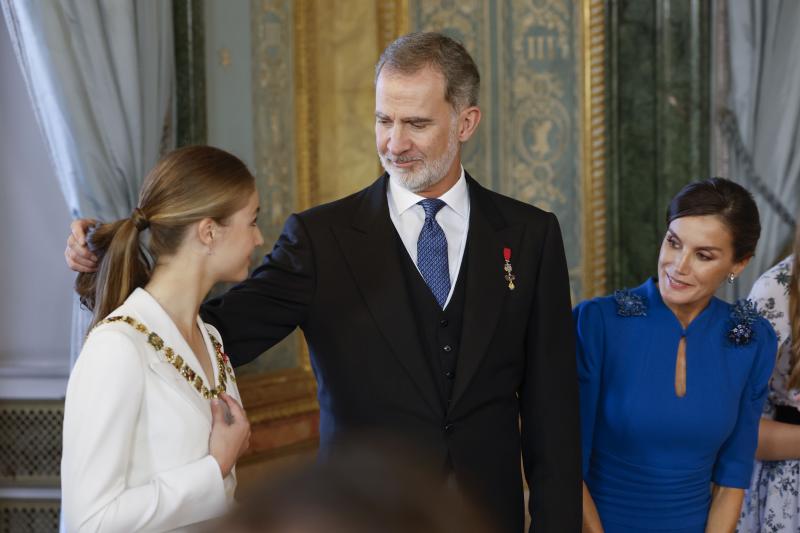 El Rey Felipe VI coloca el pelo a la Princesa Leonor bajo la atenta mirada de la Reina Letizia