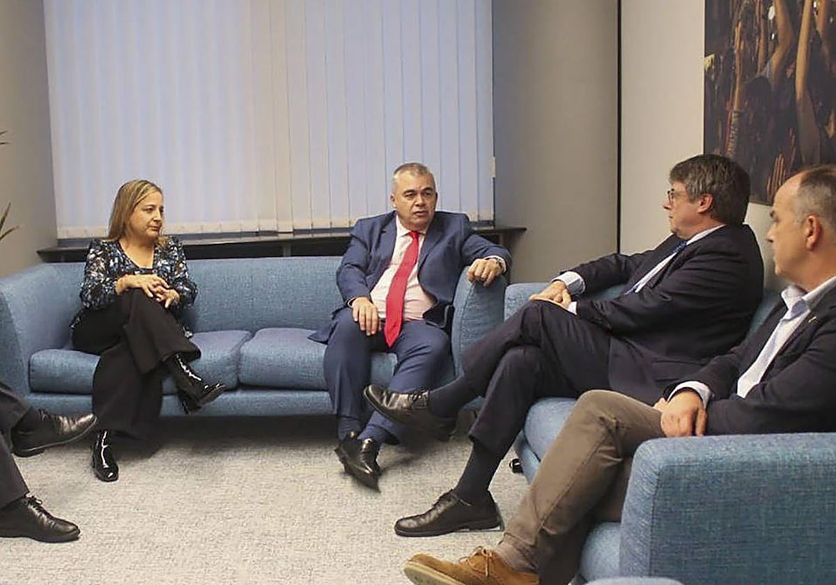 Puigdemont, reunido con Santos Cerdán, número 3 del PSOE, e Iratxe García, líder socialista en el Parlamento Europeo