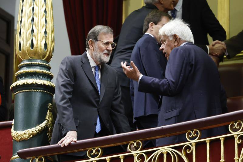 Los ex presidentes del Gobierno Mariano Rajoy (i) y Felipe González (d) asisten a la ceremonia en la tribuna del Congreso de los Diputados