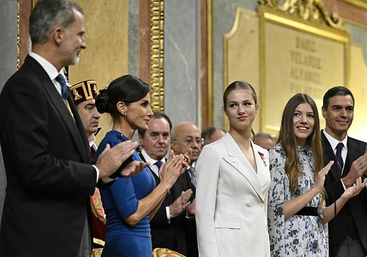 Los Reyes de España, Felipe VI y Letizia, la Princesa Leonor; la infanta Sofía y el presidente del Gobierno en funciones, Pedro Sánchez aplauden tras la jura de la Heredera al Trono