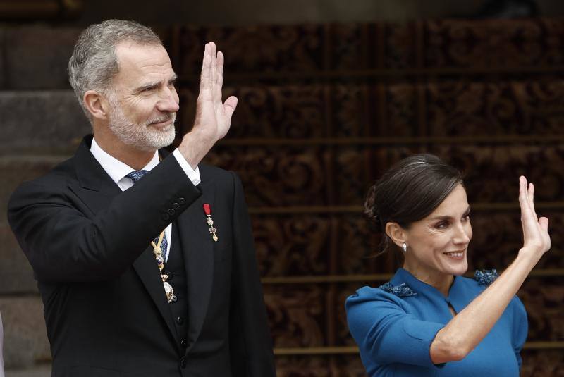Los Reyes Felipe y Letizia saludan a su llegada al Congreso de los Diputados