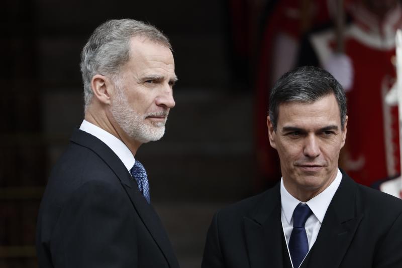 Felipe VI y el presidente del Gobierno en funciones, Pedro Sánchez, a la salida del Congreso tras la jura de la Princesa Heredera