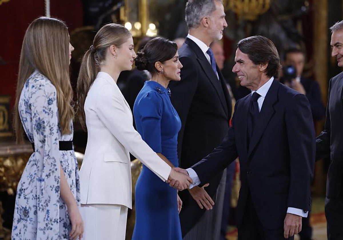 El expresidente José María Aznar en el saludo a la Princesa Leonor tras la jura de la Constitución