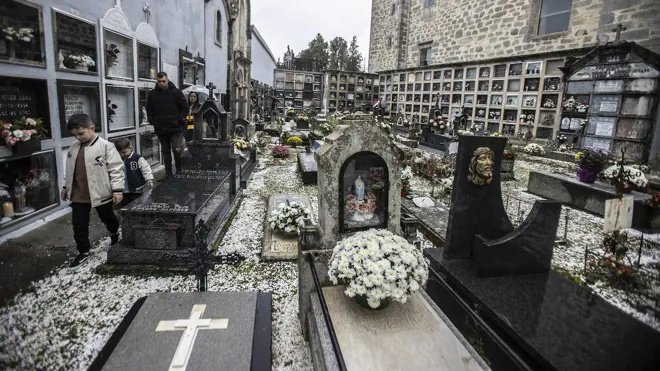 El cementerio de Villares (Lugo), antes de que el día se complique