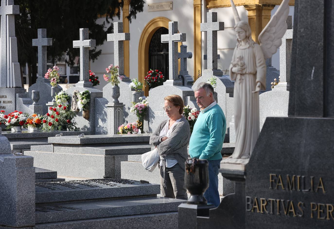 Fotos: Los cementerios de Córdoba se llenan de vida el Día de Todos los Santos