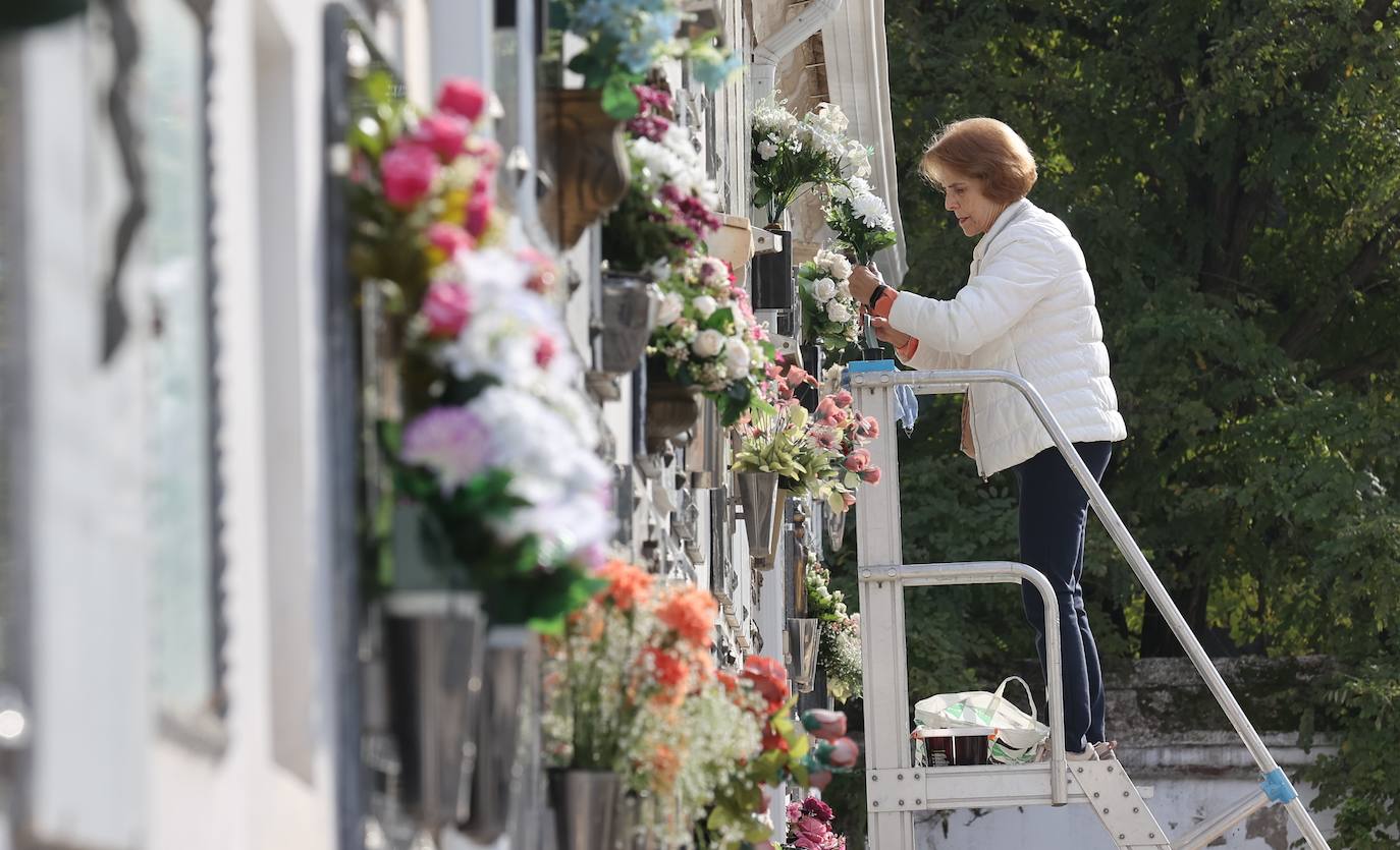Fotos: Los cementerios de Córdoba se llenan de vida el Día de Todos los Santos