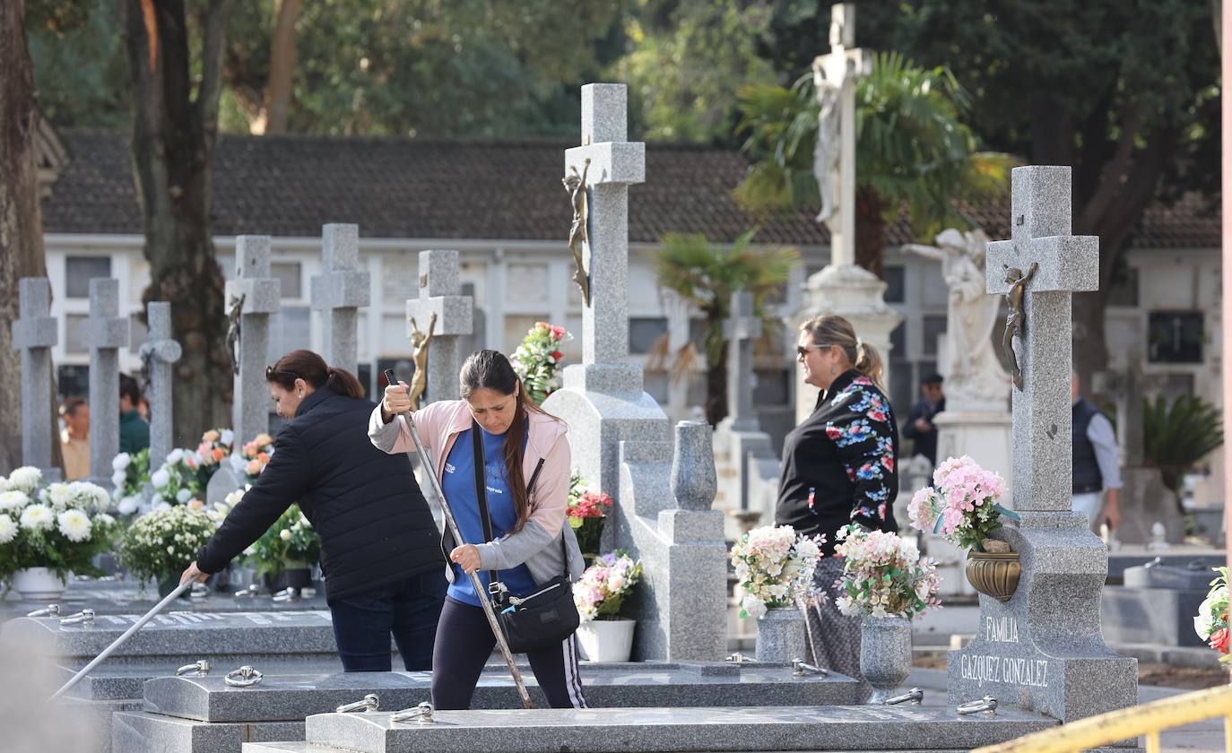 Fotos: Los cementerios de Córdoba se llenan de vida el Día de Todos los Santos