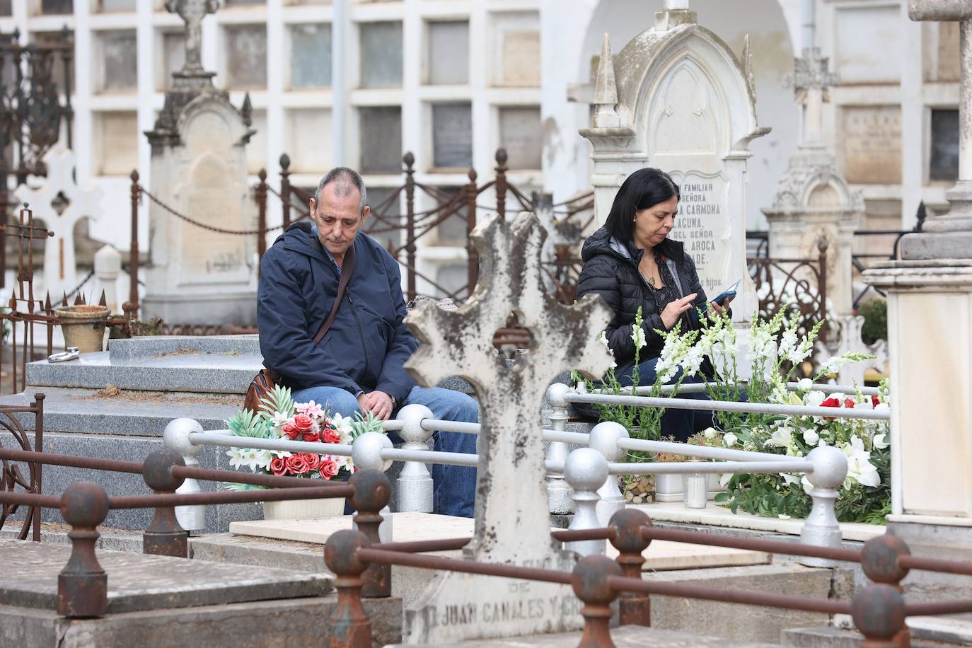 Fotos: Los cementerios de Córdoba se llenan de vida el Día de Todos los Santos