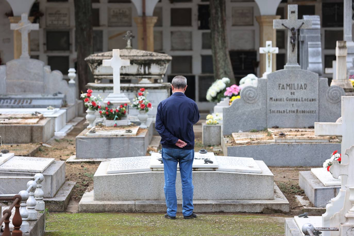 Fotos: Los cementerios de Córdoba se llenan de vida el Día de Todos los Santos