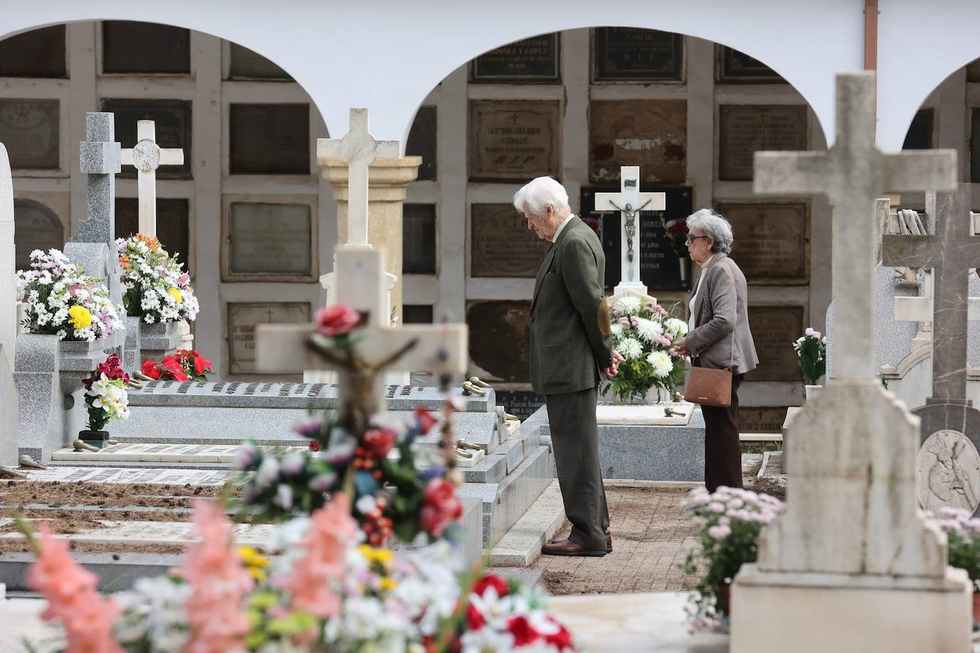 Fotos: Los cementerios de Córdoba se llenan de vida el Día de Todos los Santos