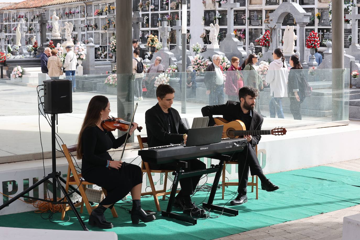 Fotos: Los cementerios de Córdoba se llenan de vida el Día de Todos los Santos