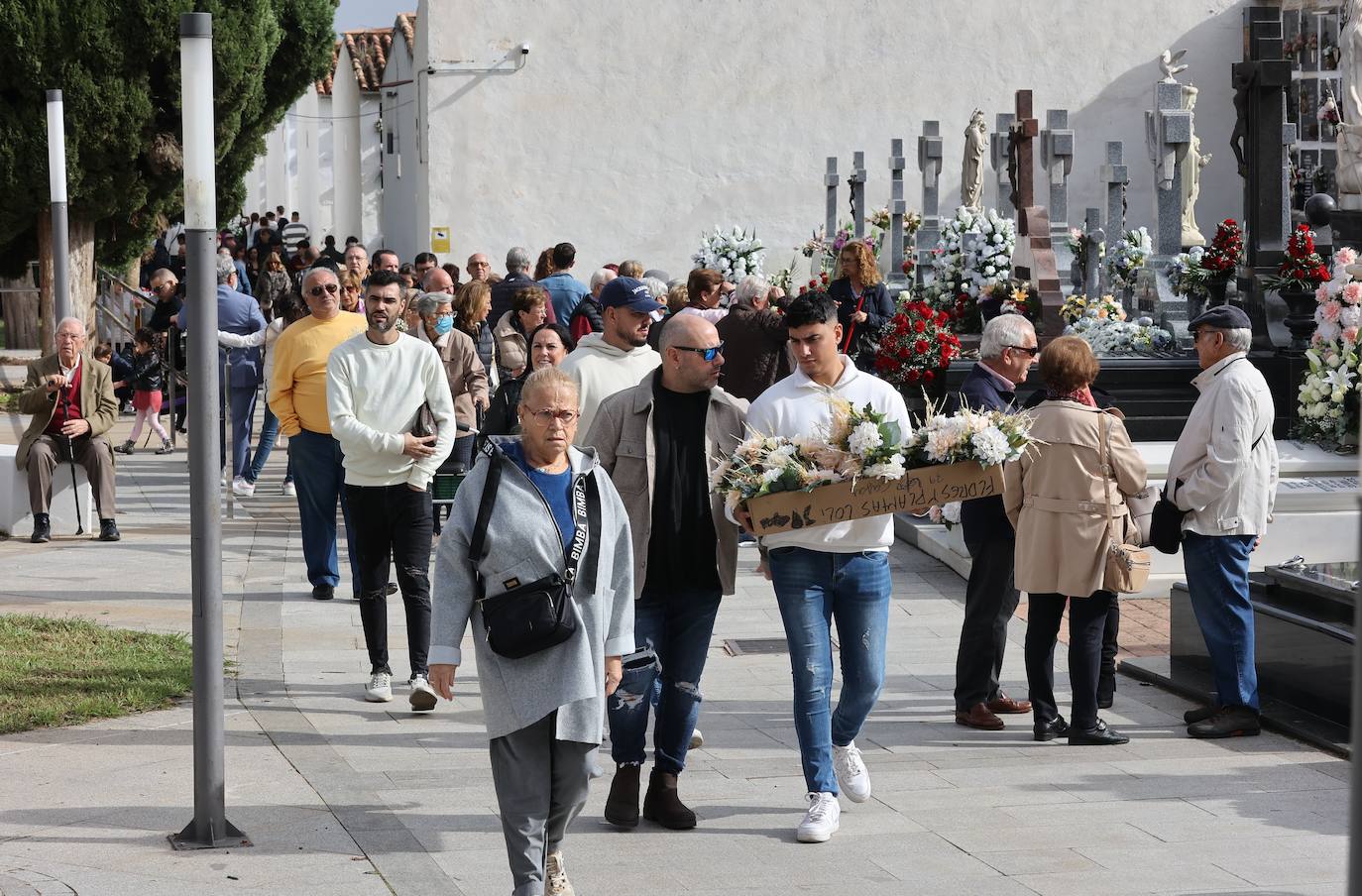 Fotos: Los cementerios de Córdoba se llenan de vida el Día de Todos los Santos