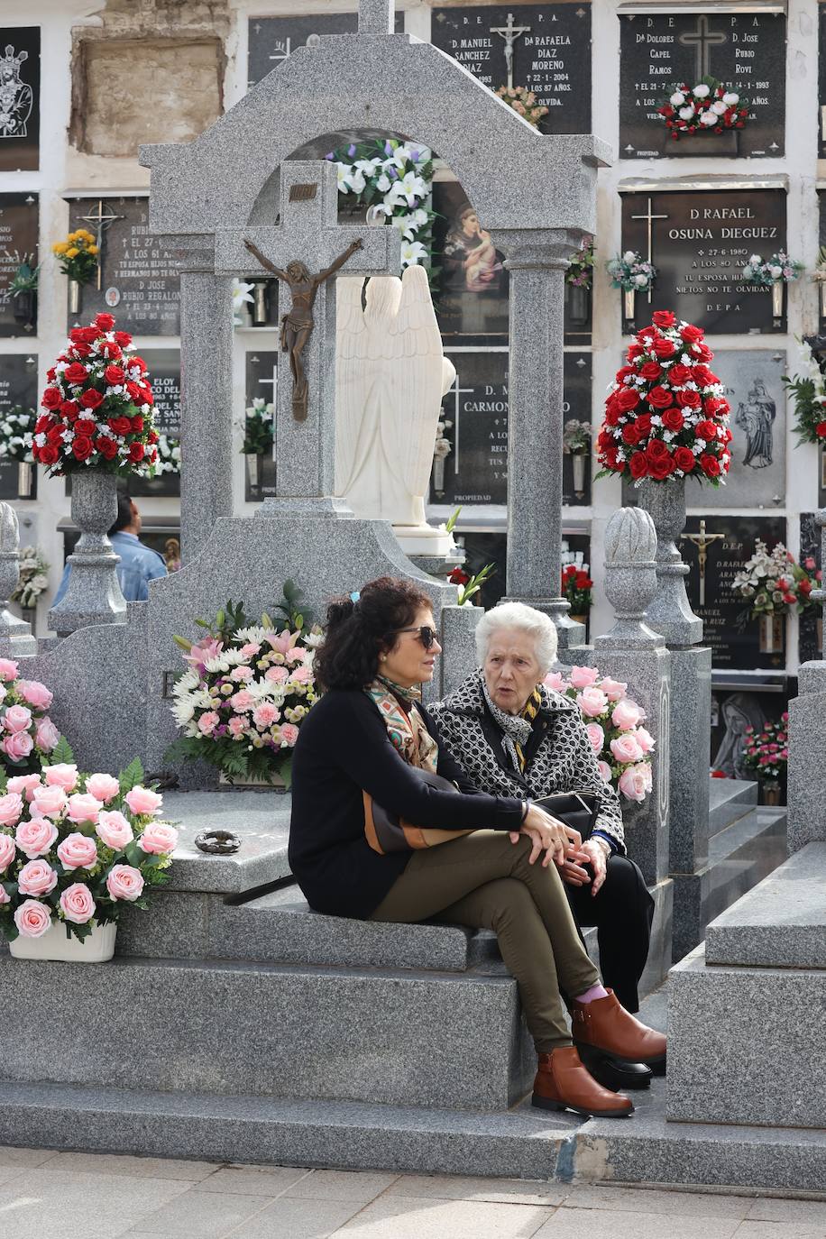 Fotos: Los cementerios de Córdoba se llenan de vida el Día de Todos los Santos