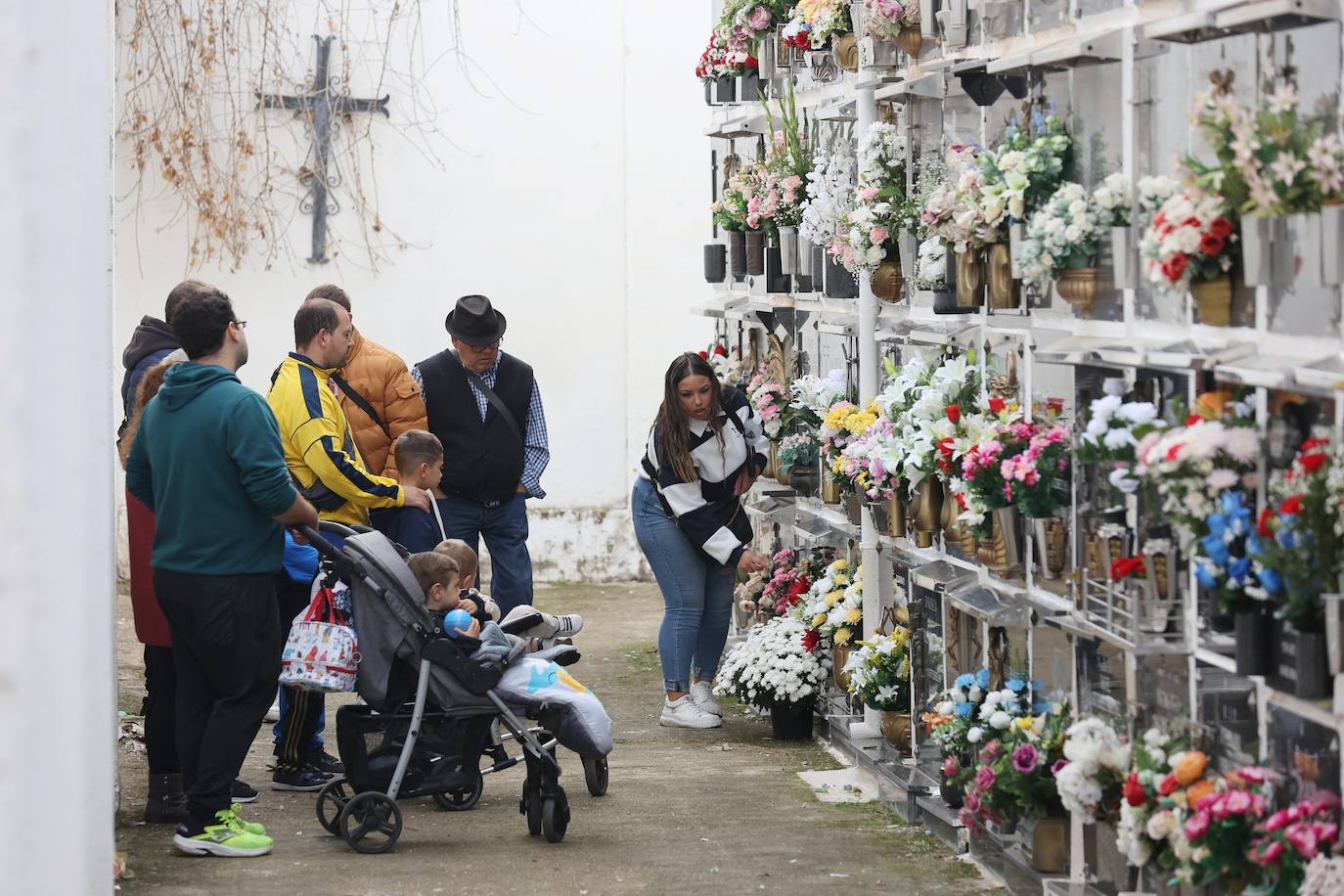 Fotos: Los cementerios de Córdoba se llenan de vida el Día de Todos los Santos
