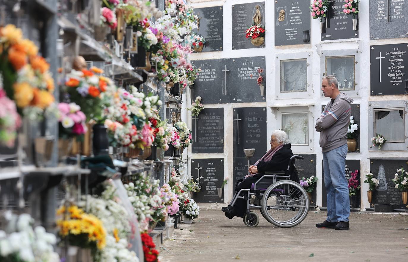 Fotos: Los cementerios de Córdoba se llenan de vida el Día de Todos los Santos