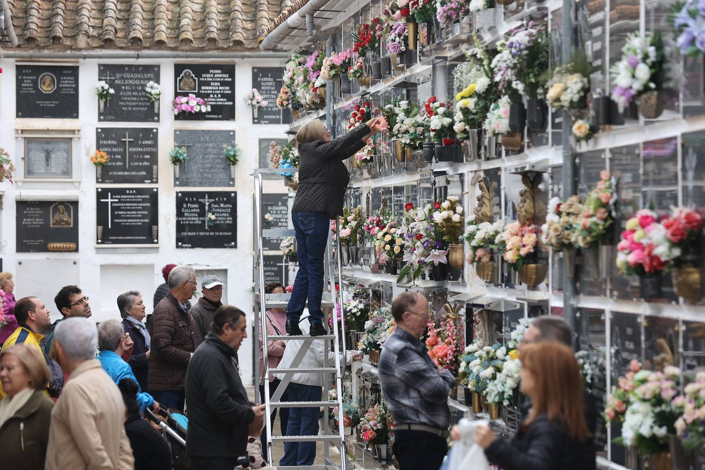 Fotos: Los cementerios de Córdoba se llenan de vida el Día de Todos los Santos