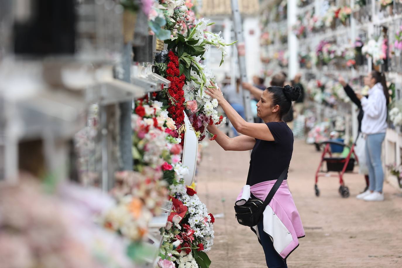 Fotos: Los cementerios de Córdoba se llenan de vida el Día de Todos los Santos