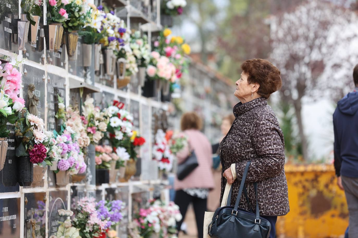 Fotos: Los cementerios de Córdoba se llenan de vida el Día de Todos los Santos