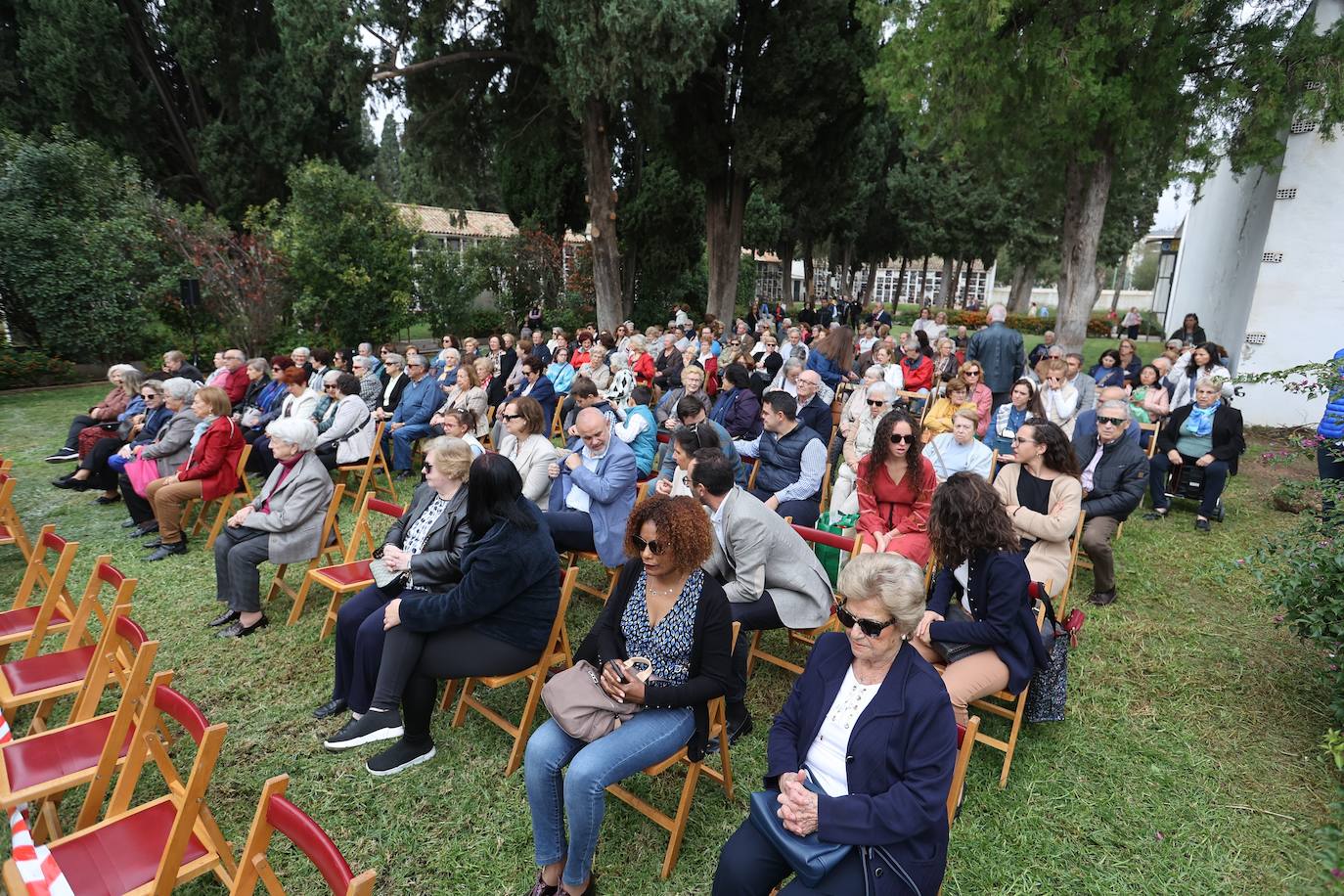 Fotos: Los cementerios de Córdoba se llenan de vida el Día de Todos los Santos