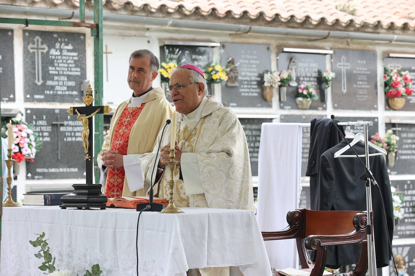 Fotos: Los cementerios de Córdoba se llenan de vida el Día de Todos los Santos
