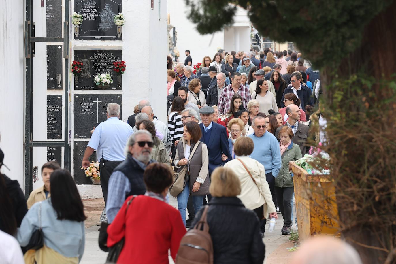 Fotos: Los cementerios de Córdoba se llenan de vida el Día de Todos los Santos