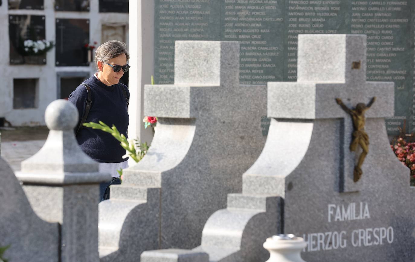 Fotos: Los cementerios de Córdoba se llenan de vida el Día de Todos los Santos