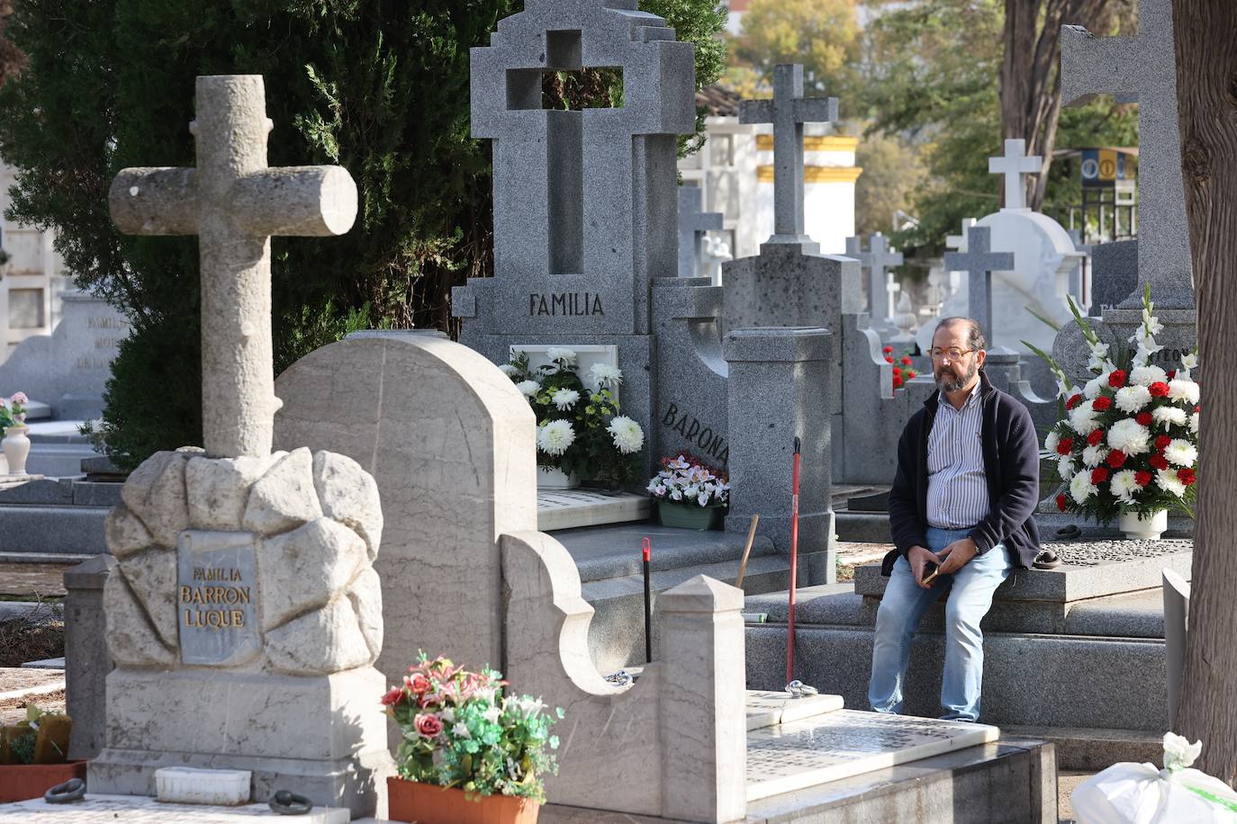 Fotos: Los cementerios de Córdoba se llenan de vida el Día de Todos los Santos