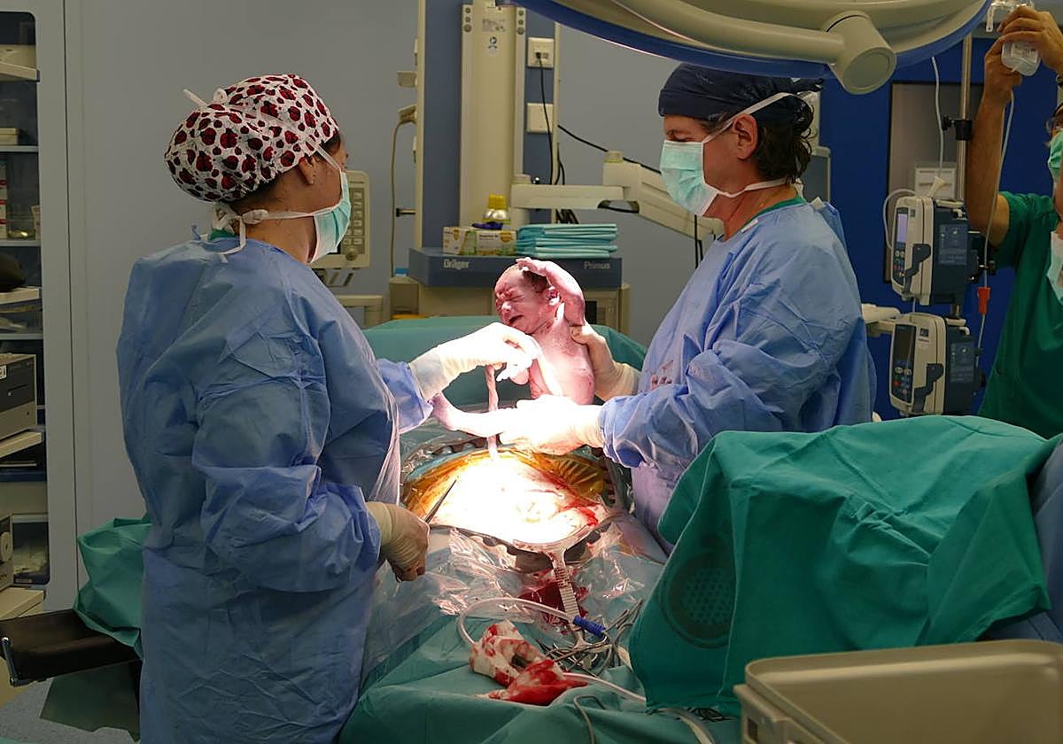 Un nacimiento por cesárea en el Hospital San Juan de Dios de Córdoba