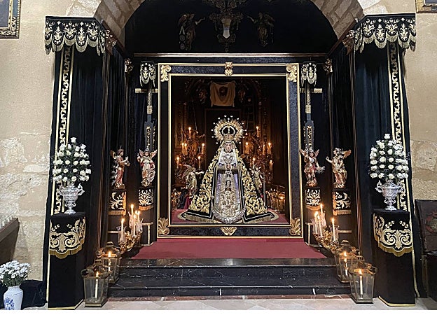 Altar de la Virgen de las Tristezas, expuesta en besamanos