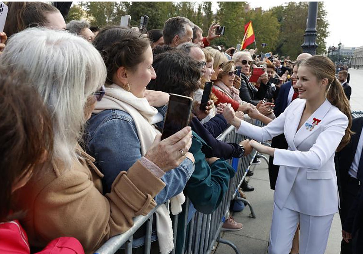 La princesa Leonor, saludando al público tras el acto de jura de la Constitución