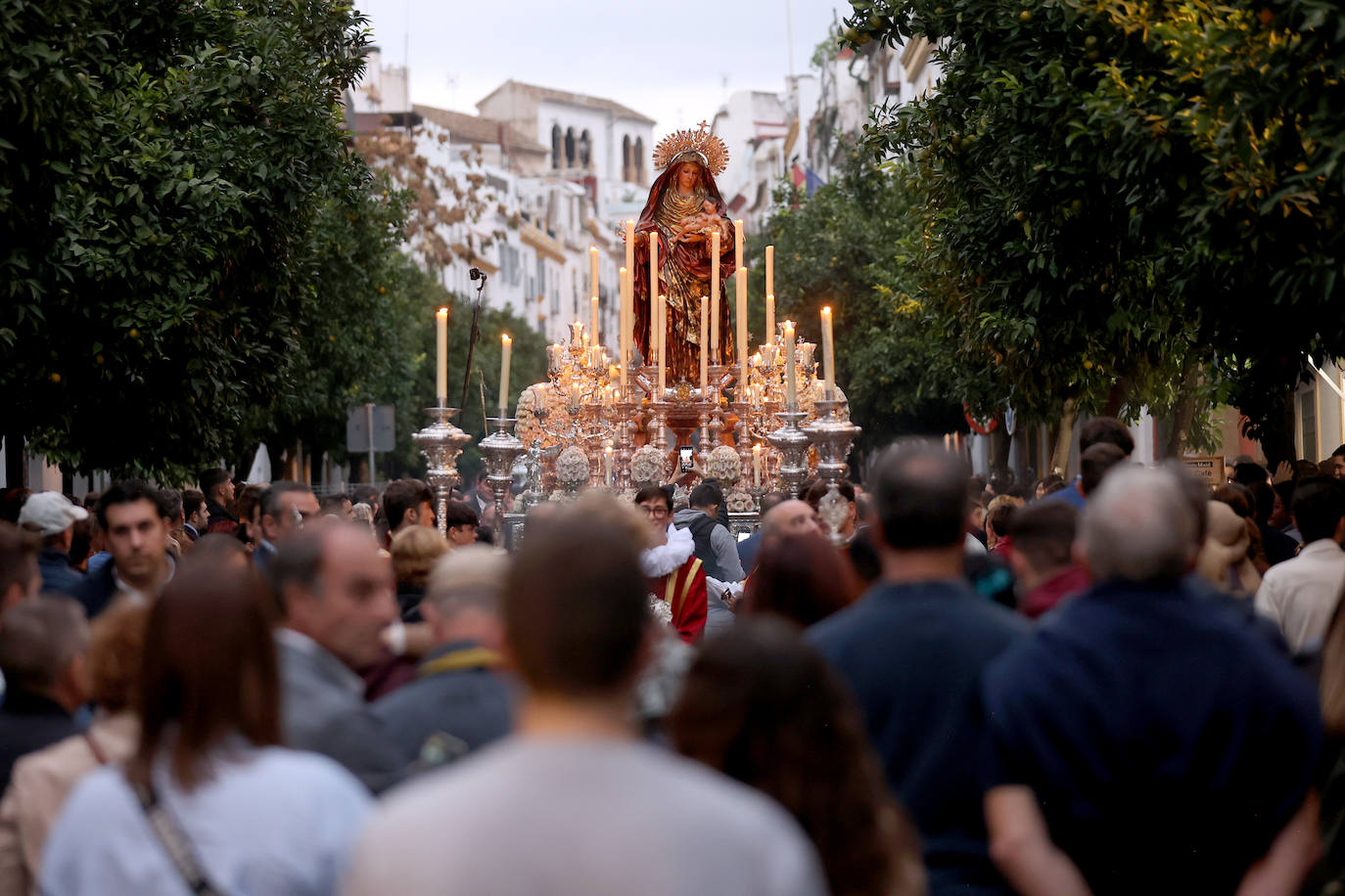 Fotos: Sobriedad y recogimiento en la procesión de la Virgen del Amparo en Córdoba