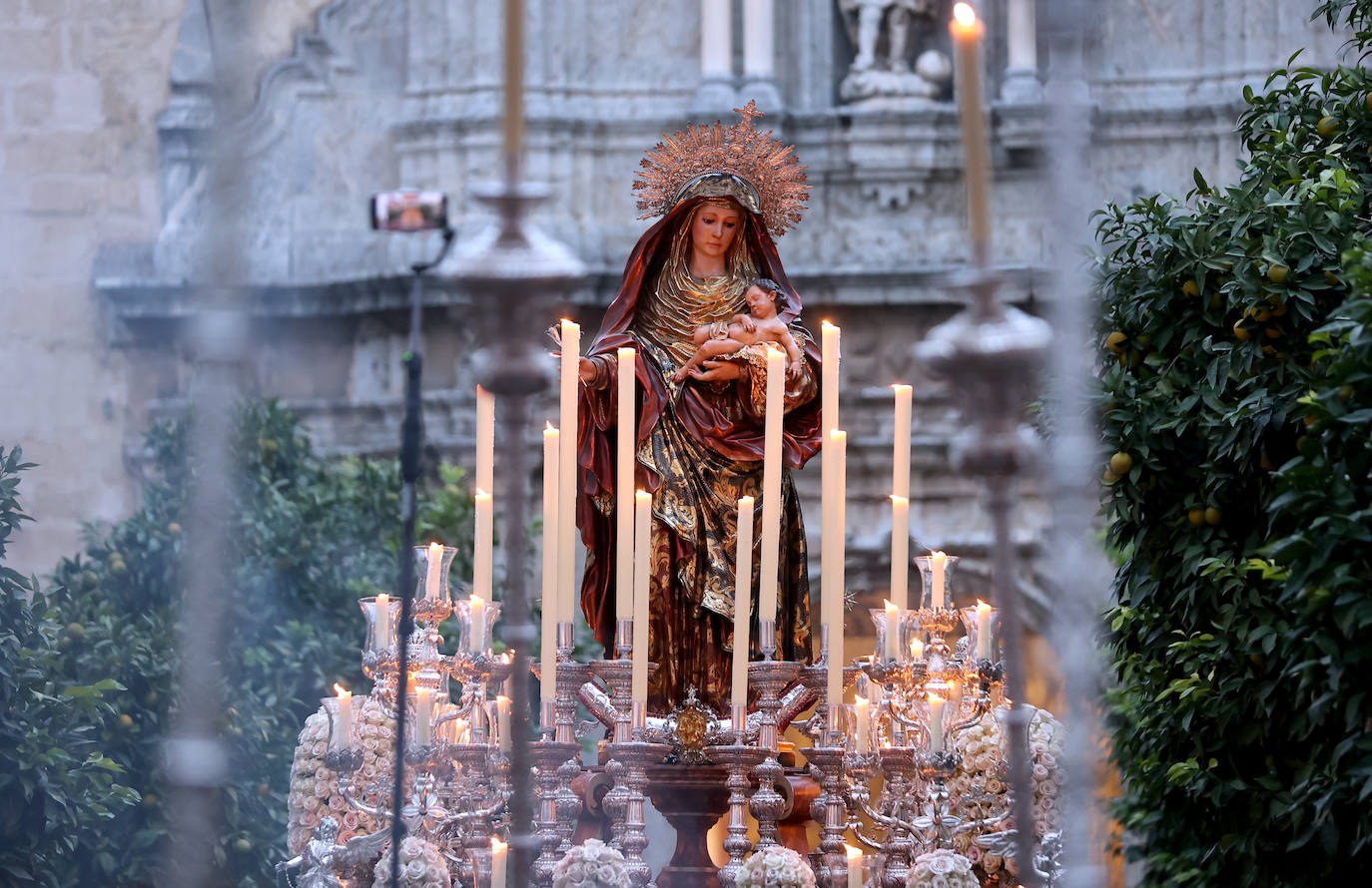 Fotos: Sobriedad y recogimiento en la procesión de la Virgen del Amparo en Córdoba