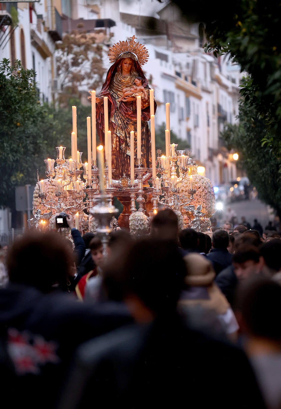 Fotos: Sobriedad y recogimiento en la procesión de la Virgen del Amparo en Córdoba