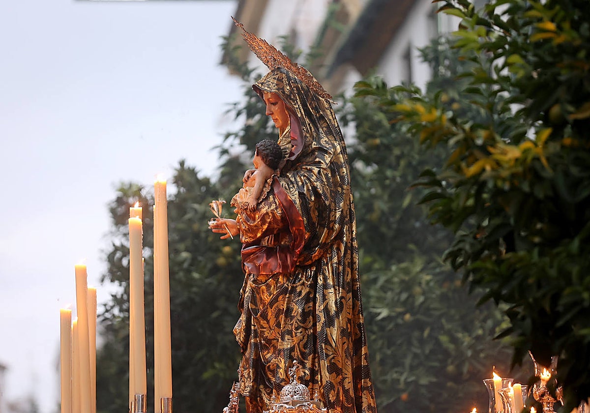 La Virgen del Amparo, durante su salida procesional de este miércoles