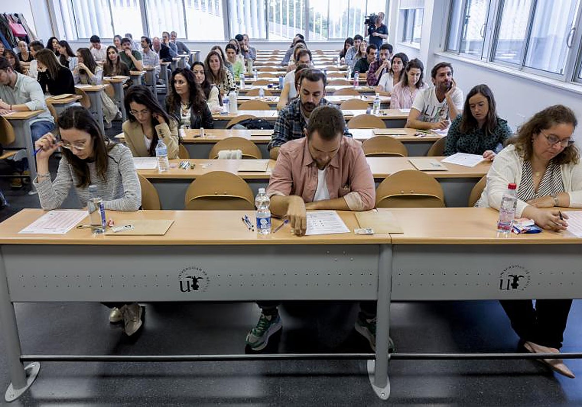 Opositores haciendo los exámenes para médico de familia del SAS en Sevilla, el pasado 28 de octubre