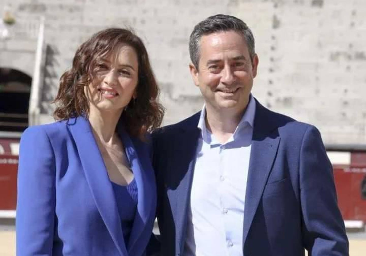 Isabel Díaz Ayuso, con el presidente del PP en Torrelaguna, Víctor Gutiérrez