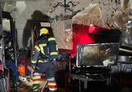Vecinos y bomberos rescatan a una madre y sus dos hijos del incendio en una casa de Consuegra la noche de Halloween