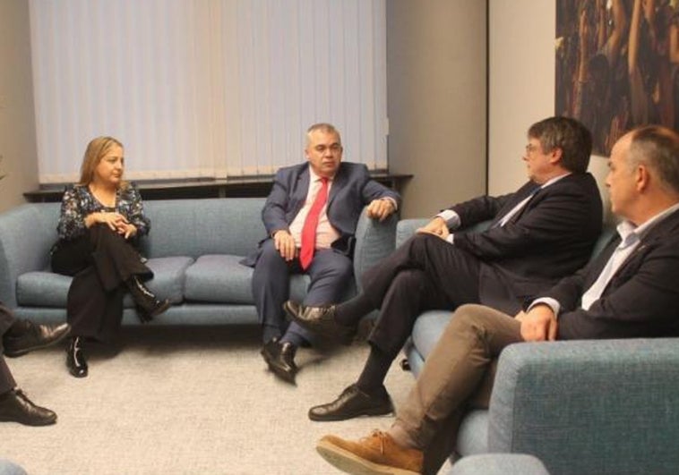 El secretario de Organización del PSOE en su reunión este lunes en Bruselas con el expresidente fugado, Carles Puigdemont