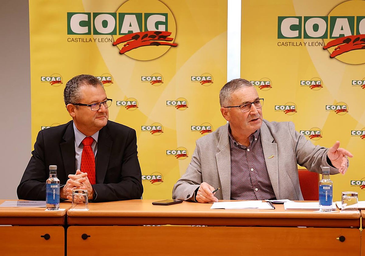 El consejero de Agricultura, Ganadería y Desarrollo Rural, Gerardo Dueñas, junto a su coordinador autonómico, Lorenzo Rivera