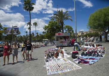 Suspendidos cuatro agentes de la Urbana de Barcelona por apropiarse de prendas del 'top manta'